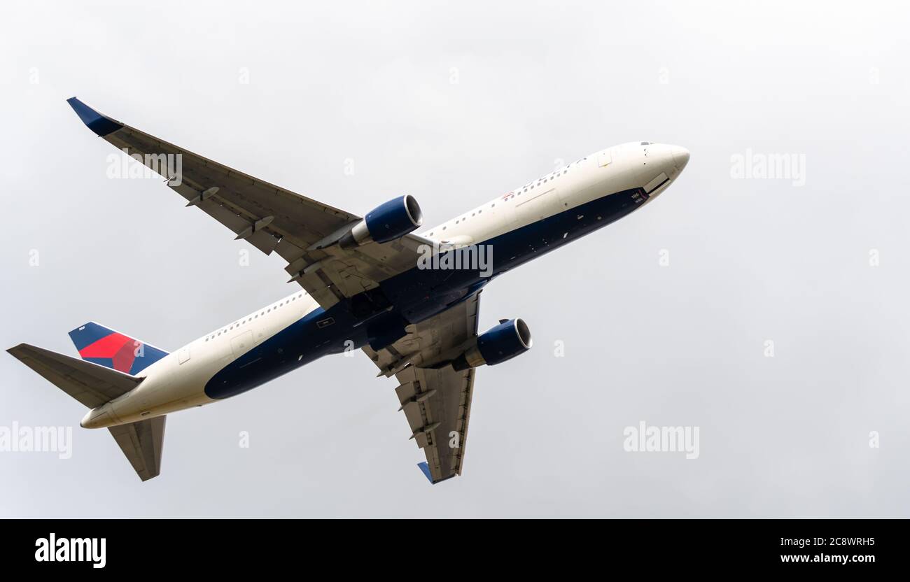 Heathrow, Regno Unito - Agosto 03 2019: Delta Air Lines Boeing 767 registrazione N186DN parte dall'aeroporto di Heathrow visto da Myrtle Avenue Foto Stock