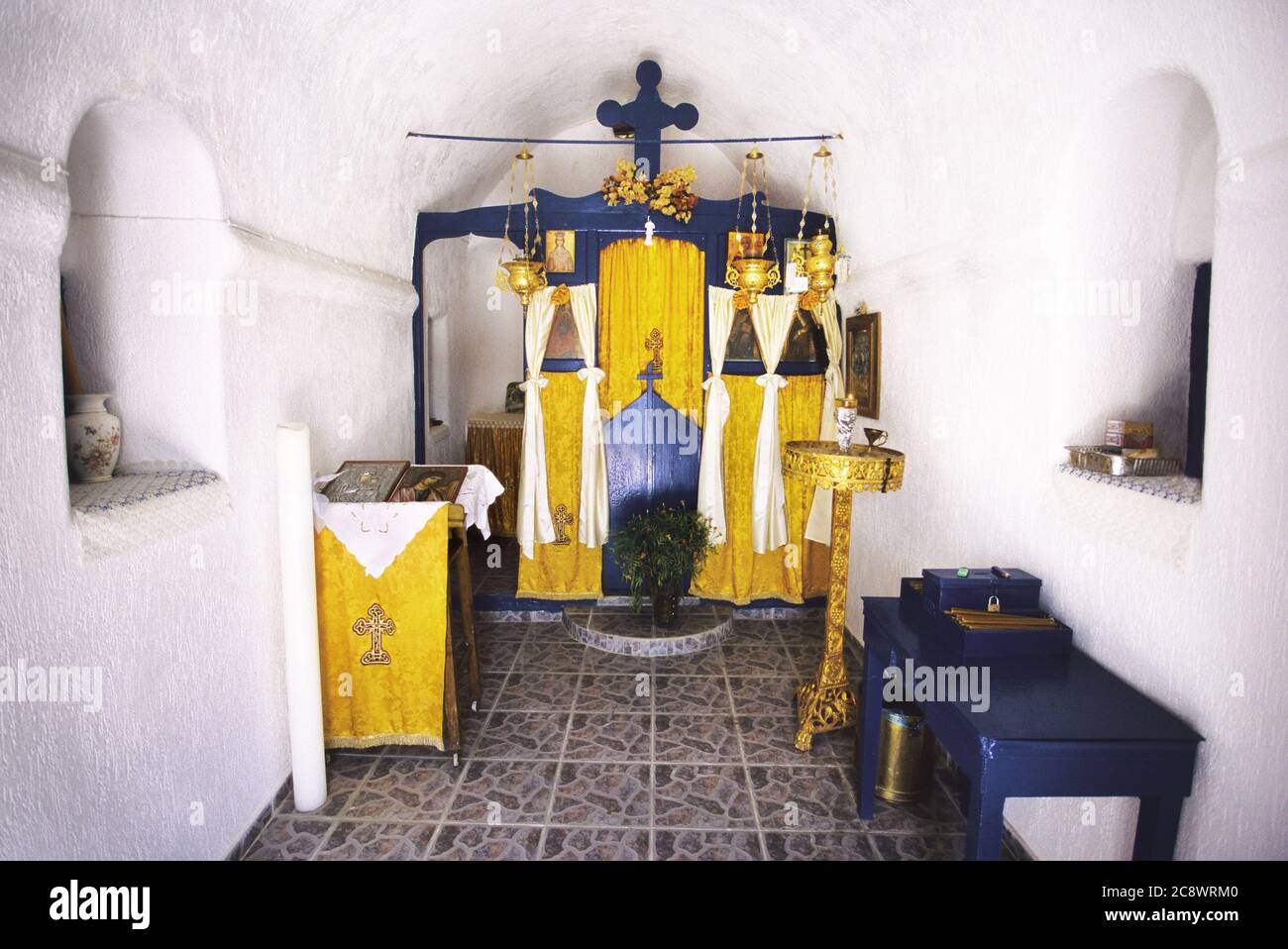 MYKONOS, GRECIA - 27 giugno 2017: All'interno di una piccola chiesa ortodossa sull'isola di Mykonos (Grecia) Foto Stock