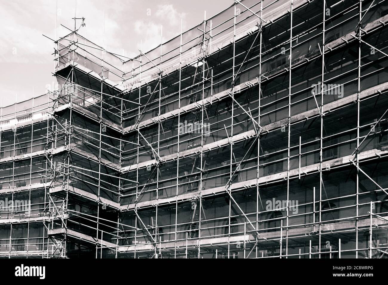 Telaio per impalcature in un cantiere edile in bianco e nero foto di immagini monocromatiche Foto Stock