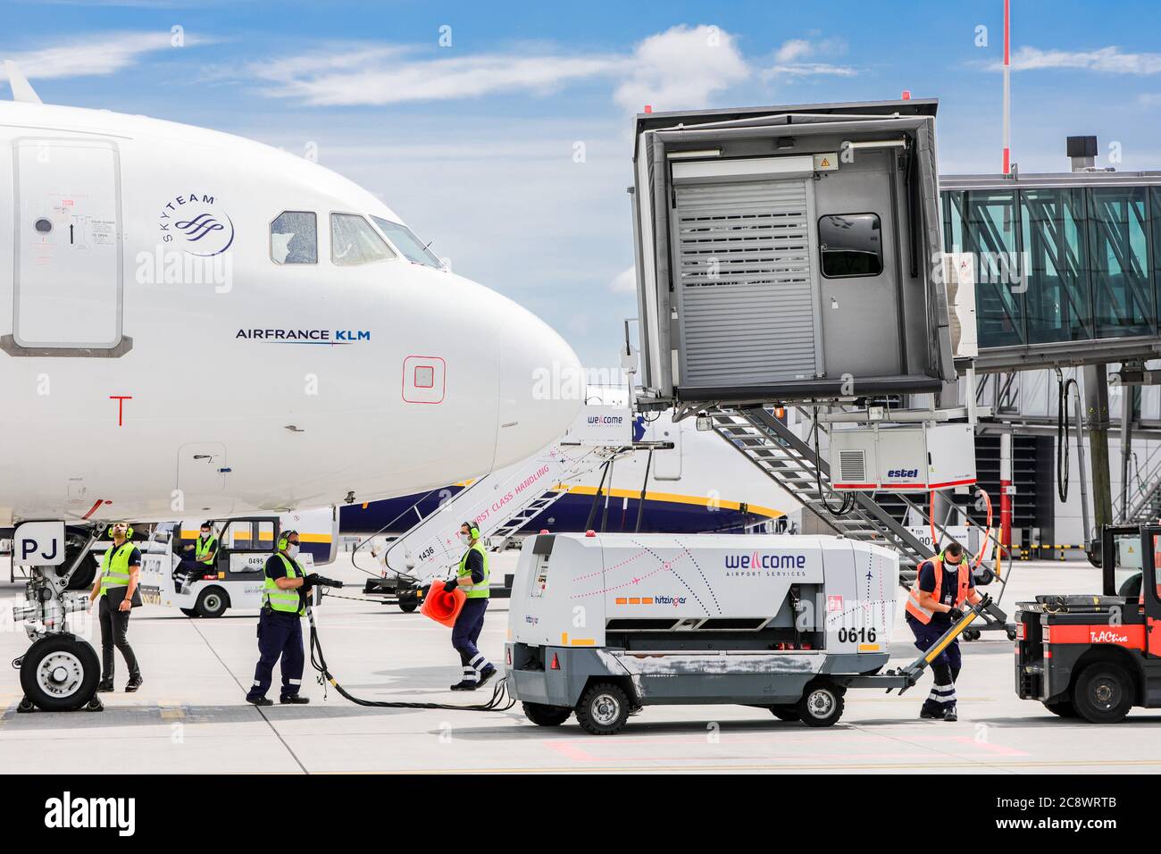 Air France Airbus A320 inaugura il collegamento aereo Parigi-Cracovia visto all'aeroporto di Cracovia durante il servizio da parte del personale dell'aeroporto. Inaugurazione del Paris-C. Foto Stock