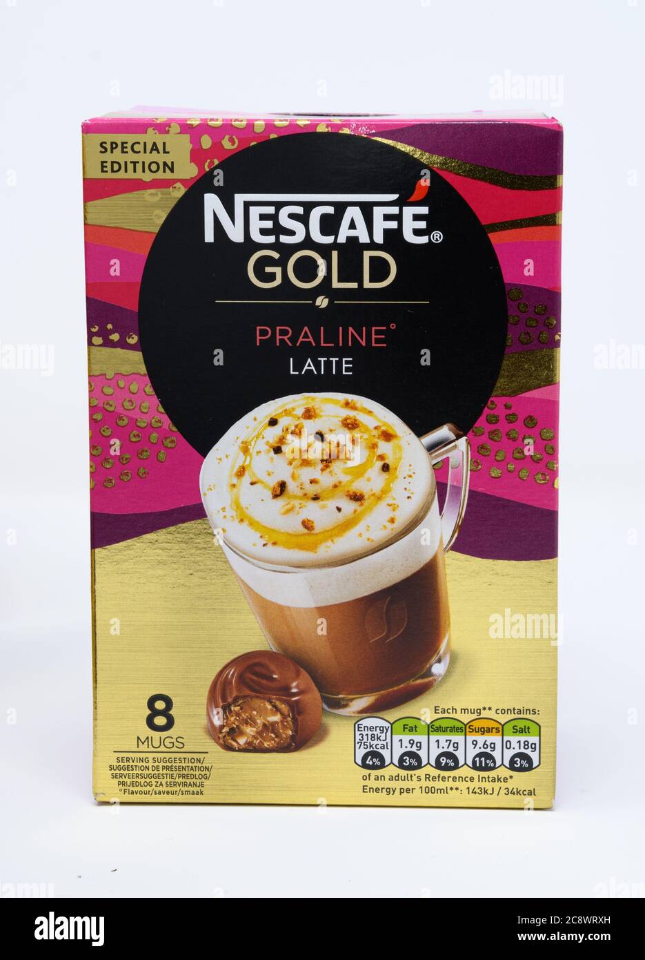 Reading, Regno Unito - Luglio 13 2020: Una scatola di bustine di caffè istantaneo al gusto di latte praline d'oro di Nescafe Foto Stock
