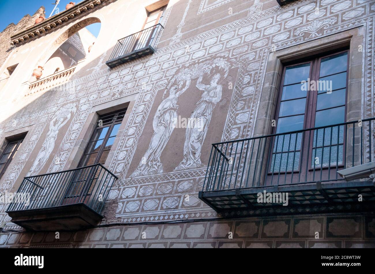 La facciata di Sgraffito di Carrer de la Pietat nel quartiere gotico di Barcellona ha una ricostruzione in stile barocco, Spagna. Foto Stock