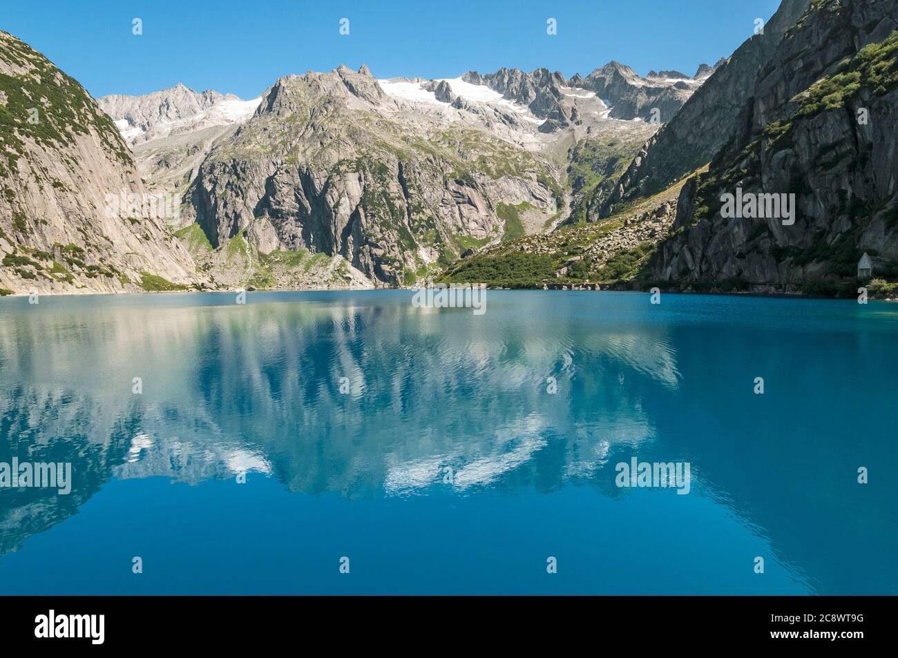 Riflessi nelle acque turchesi del lago Gelmer. Foto Stock