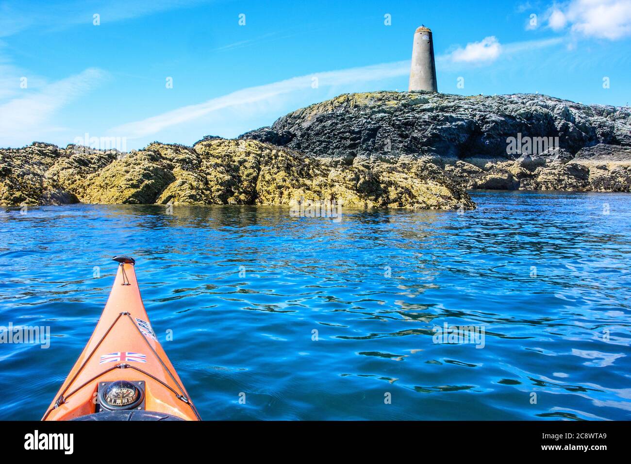 Kayak in mare a Rhoscolyn Beacon al largo della costa anglesey, Galles del Nord, Regno Unito Foto Stock