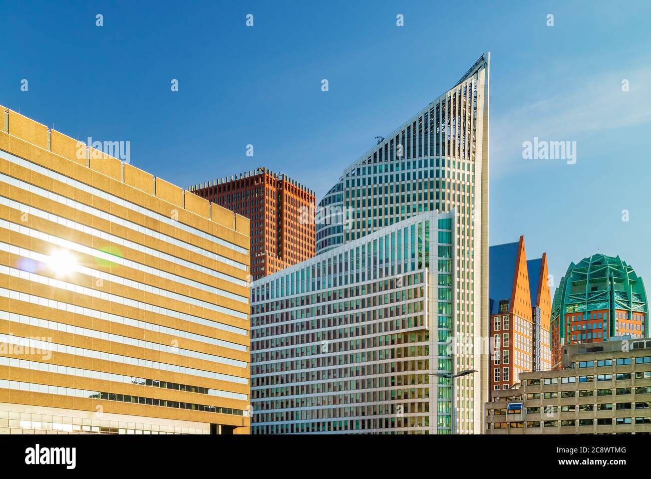 Ufficio contemporaneo e gli edifici governativi nel centro della città dell'Aia, Paesi Bassi Foto Stock
