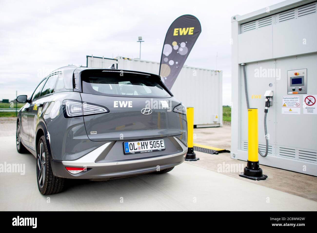 Elsfarth, Germania. 23 luglio 2020. Un'auto alimentata a idrogeno è in piedi davanti all'attrezzatura tecnica dell'elettrolizzatore di un impianto di produzione di idrogeno di PECORA nel distretto di Huntorf. Credit: Hauke-Christian Dittrich/dpa/Alamy Live News Foto Stock