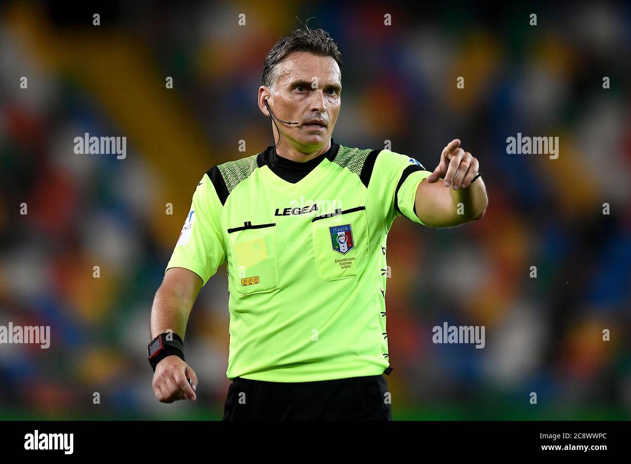 Udine, Italia - 23 luglio 2020: Arbitro Massimiliano Irrati gesti durante la Serie UNA partita di calcio tra Udinese Calcio e Juventus FC. Udinese Calcio ha vinto 2-1 anni con la Juventus FC. Credit: Nicolò campo/Alamy Live News Foto Stock