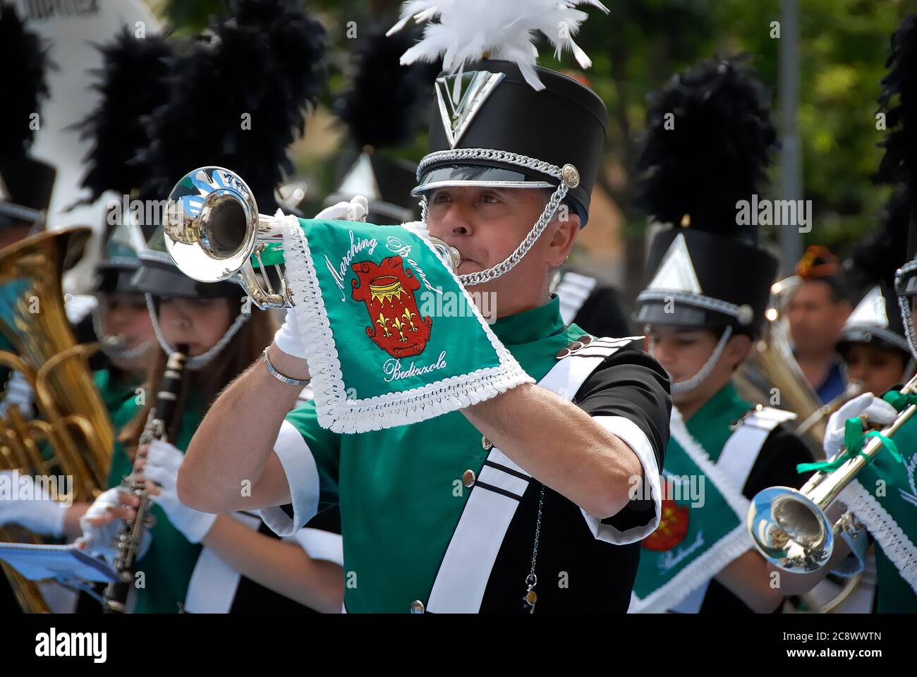 RIVAROLO, ITALIA - 5 MAGGIO 2009: Parata di una banda di Marching durante la XXVI riunione militare degli artiglierimi italiani Foto Stock