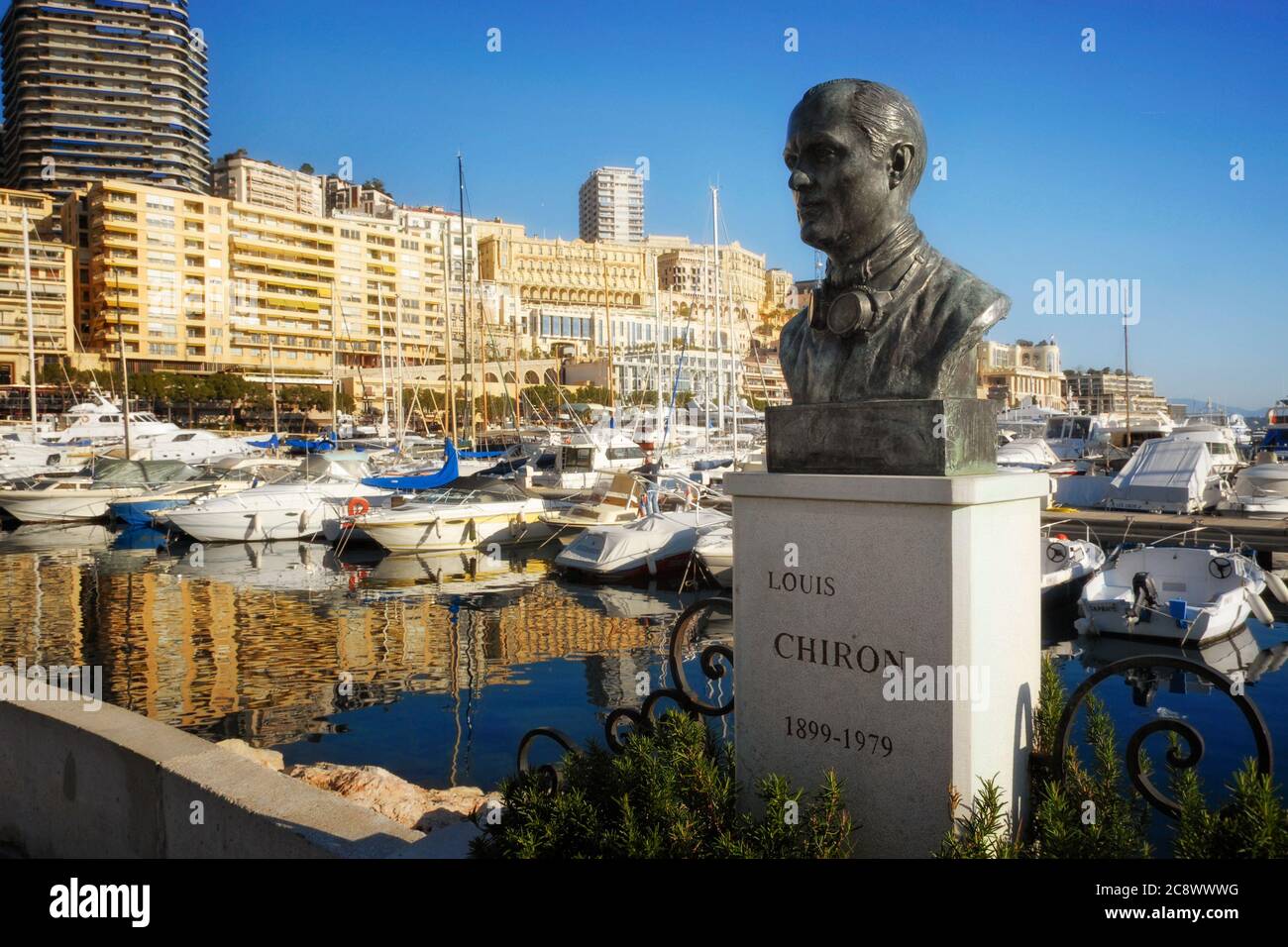MONTE CARLO, MONACO - APRILE 2008: Busto del pilota monegasco Louis Chiron davanti al porto di Monaco Foto Stock