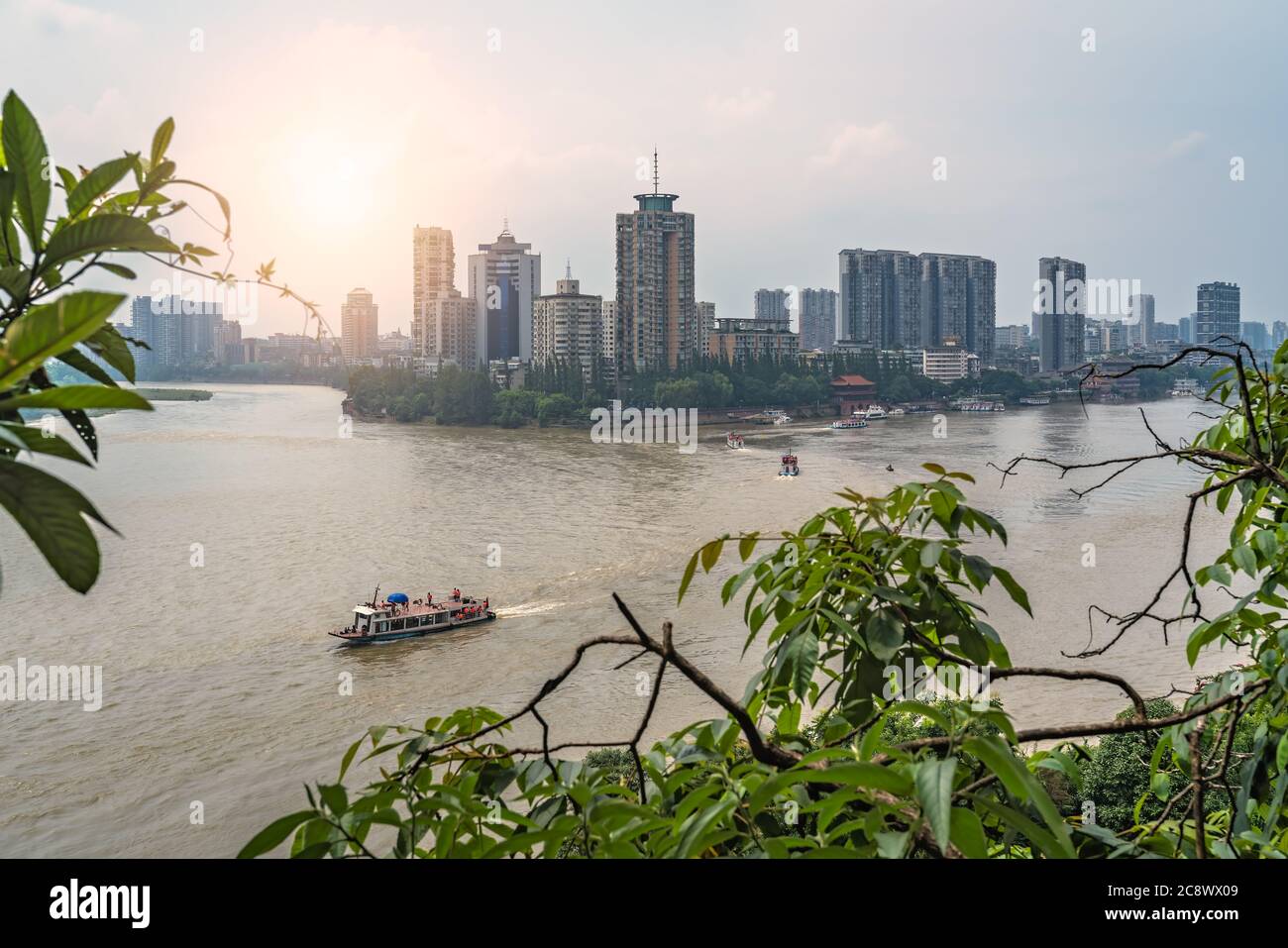 Vista estiva della città di Leshan, situata alla confluenza del fiume min e del fiume Dadu nella parte meridionale della provincia di Sichuan, Cina Foto Stock