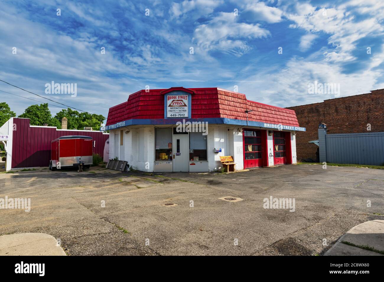 GRAND LEDGE, STATI UNITI - 21 giugno 2020: GRAND LEDGE, MI - 21 giugno: Vista esterna del business Bridge Street Cycle a Grand Ledge, MI il 21 giugno Foto Stock