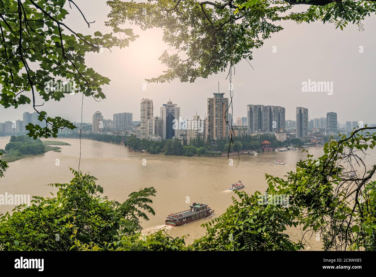 Vista estiva della città di Leshan, situata alla confluenza del fiume min e del fiume Dadu nella parte meridionale della provincia di Sichuan, Cina Foto Stock