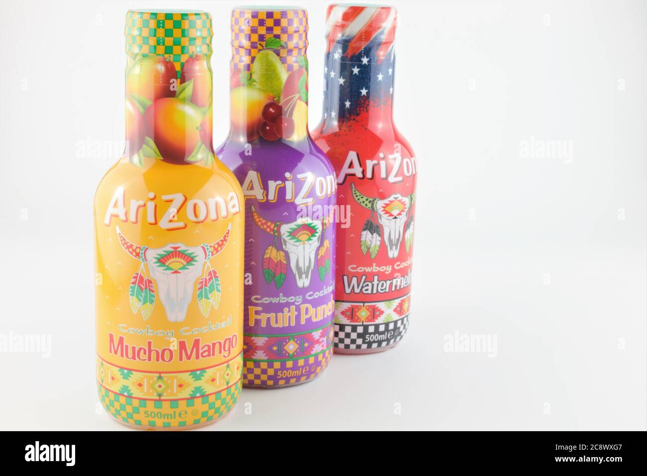 Bottiglie di cocktail non alcolici da cowboy dell'Arizona con spazio per la  copia a destra, isolati su sfondo bianco in formato orizzontale Foto stock  - Alamy