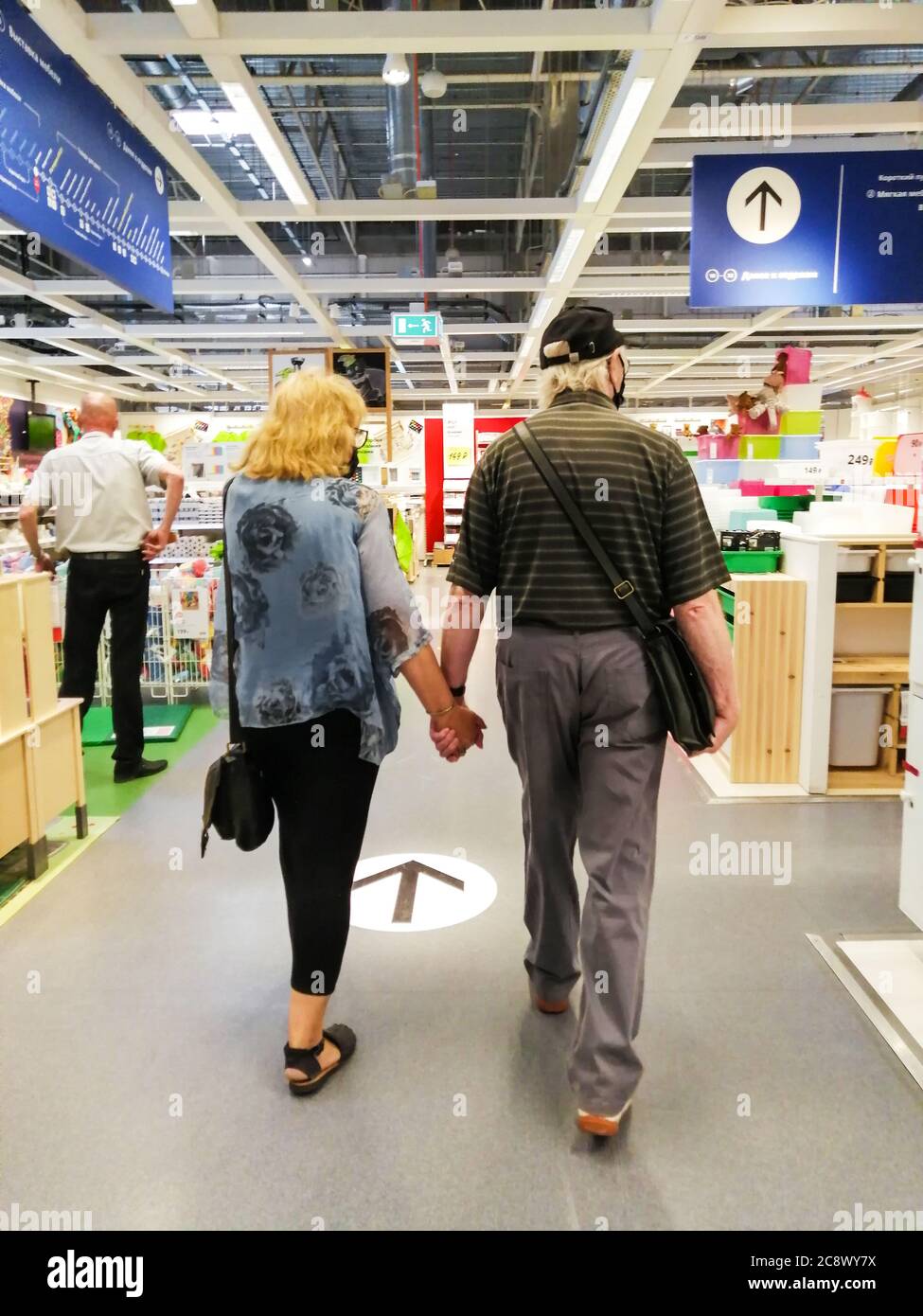 Anziani in maschere mediche.Supermarket UNA coppia in maschere mediche. Shopping Foto Stock