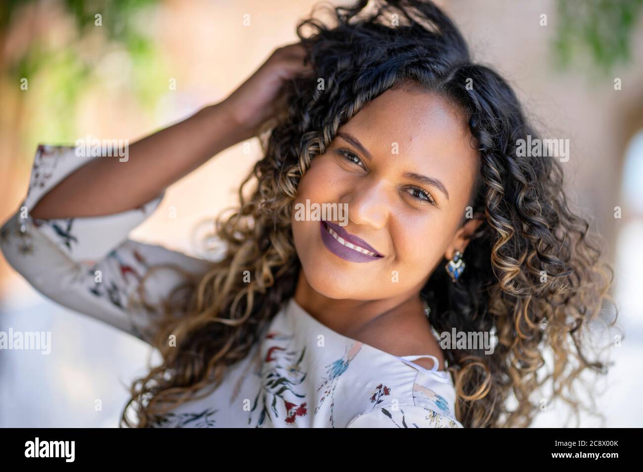 Ritratto di bella giovane donna di origine brasiliana Foto Stock