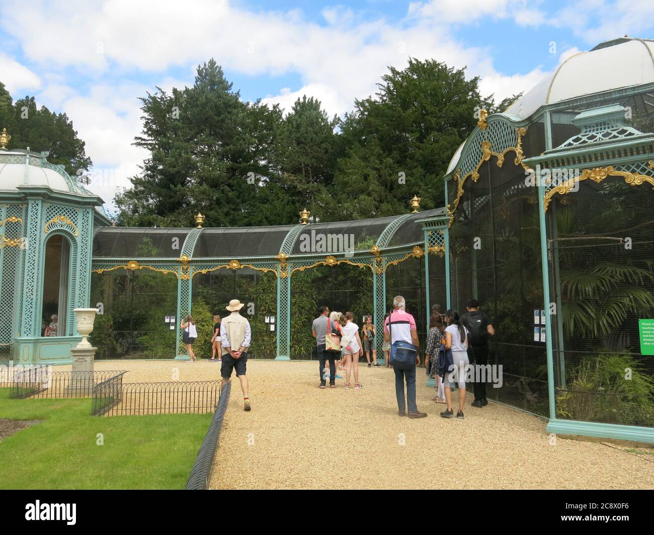 Costruito nel 1890 dal Baron de Rothschild come un divertimento per i suoi ospiti, l'Aviary a Waddesdon Manor ha ancora grandi gabbie piene di uccelli esotici. Foto Stock