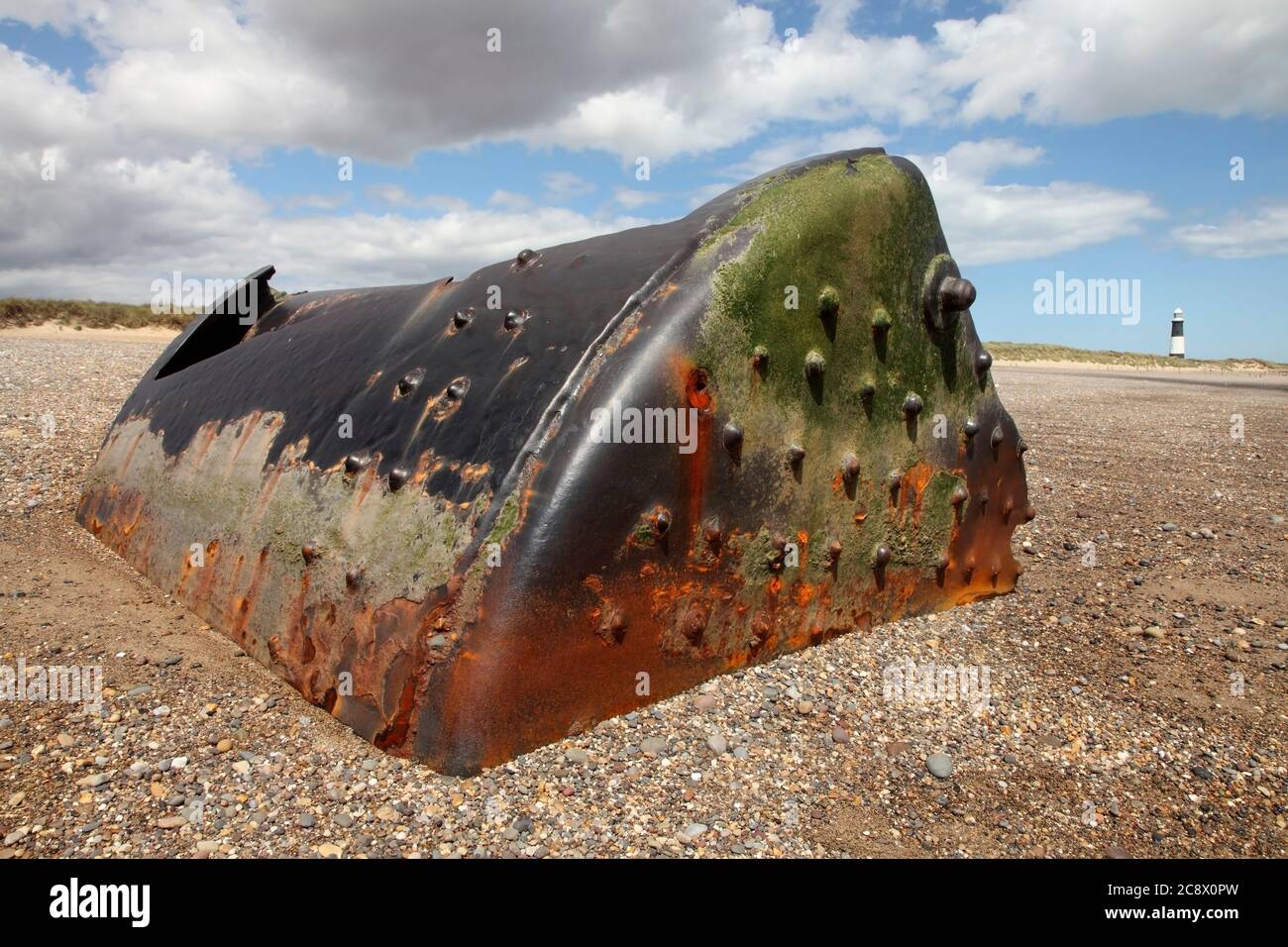 Grande oggetto metallico lavato a terra a Spurn Point, vicino a Kilnsea, East Yorkshire, UK. Foto Stock