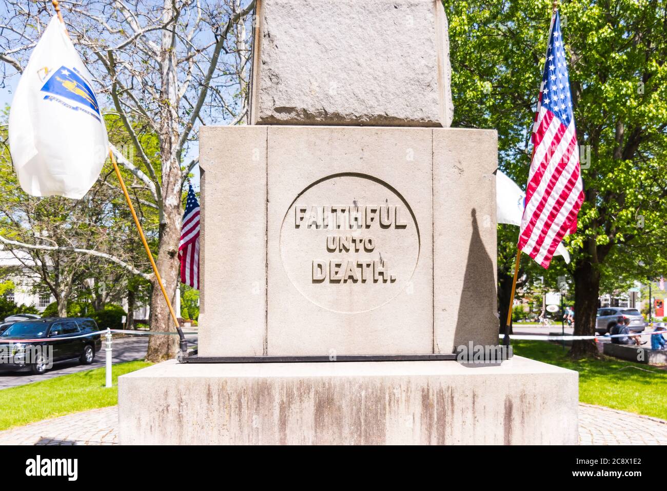 Monumento in granito nel centro di Monument Square, Concord, Massachusetts, per onorare i residenti uccisi durante la guerra civile. Foto Stock