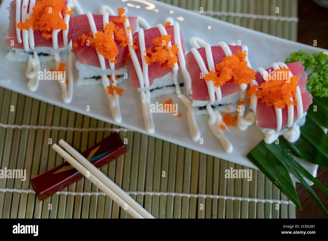 Sushi immagine ritagliata al tavolo. Foto Stock
