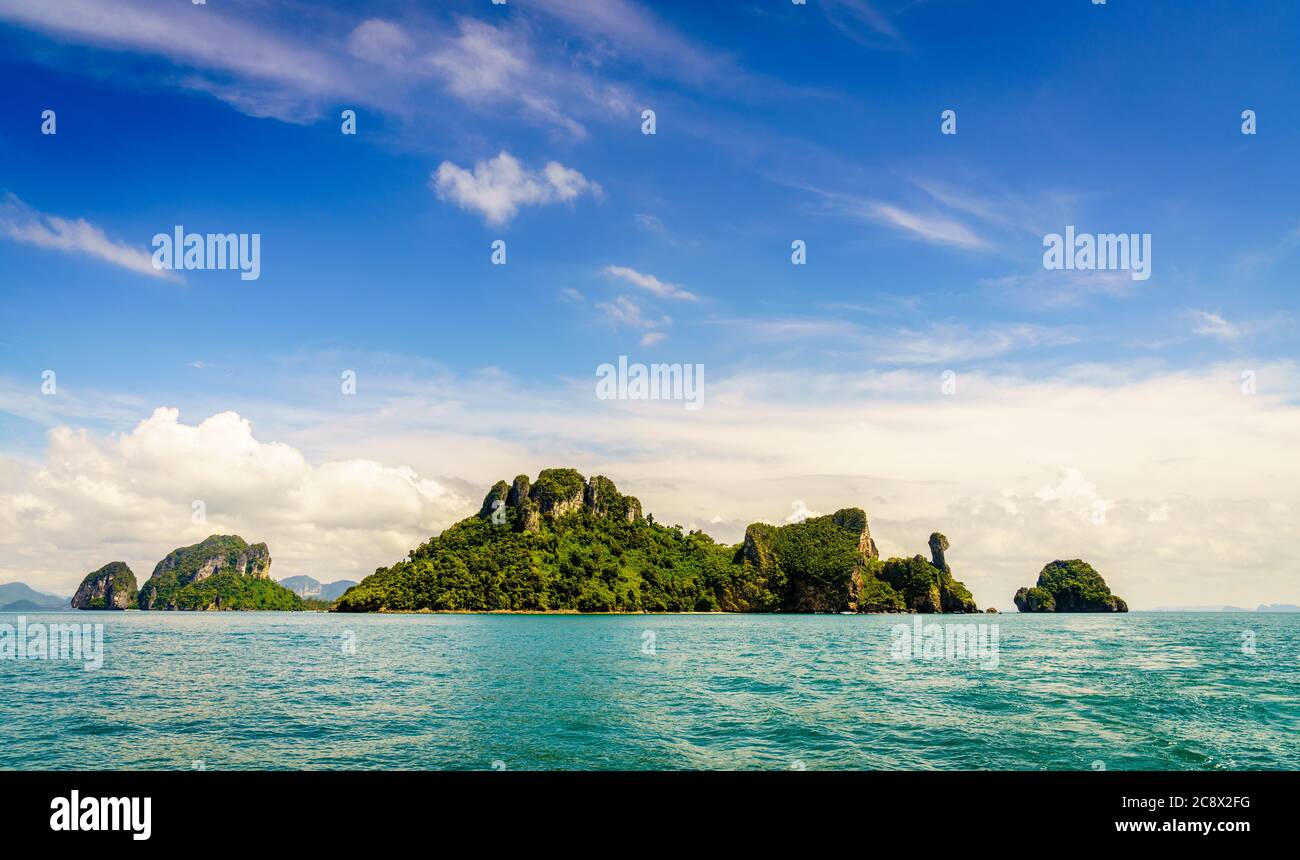 Vista panoramica delle isole e della costa di Krabi nel Mare delle Andamane in Thailandia Foto Stock