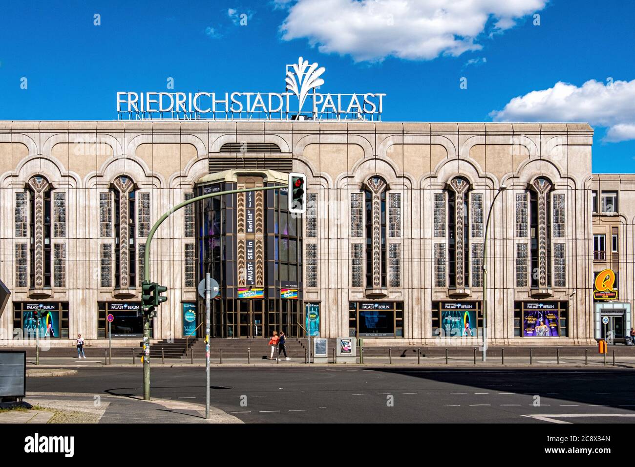 Friedrichstadt Palast Exterior - il grande teatro ospita spettacoli, festival, commedie e film. Edificio storico Art Deco, Friedtichstrasse, Berlino Foto Stock