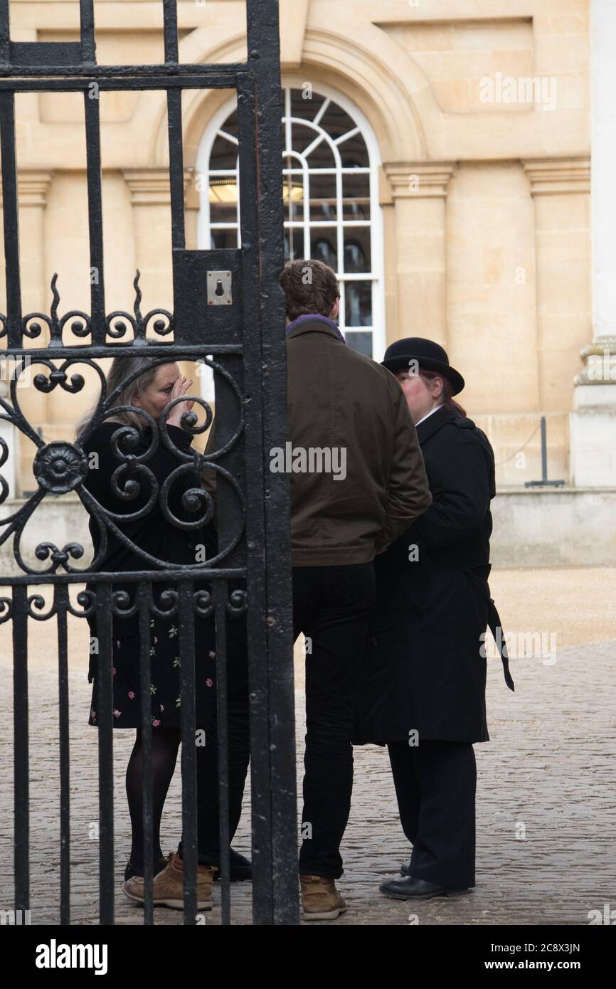 Bulldog più due persone al cancello per il Christchurch College, Oxford University, vista da Oriel Square Foto Stock