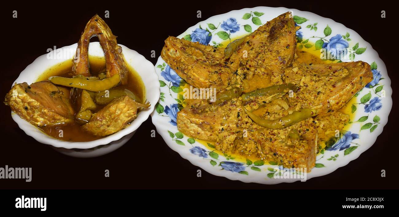 Bengalese Dish Hilsa Curry e Mustard Hilsa al vapore. Questo pesce è anche conosciuto come Iish in lingua bengalese Foto Stock