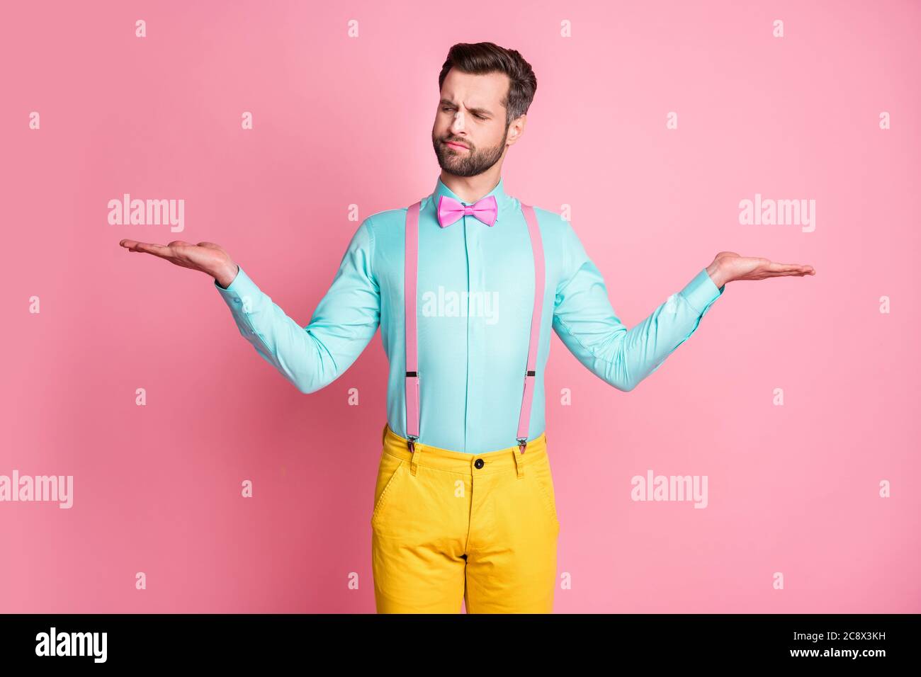 Foto di bel macho ragazzo tendenza vestiti tenere due aperto armi che  mostrano prodotti di novità non sicuro che si sceglie di indossare bretelle  per maglietta con bretelle Foto stock - Alamy