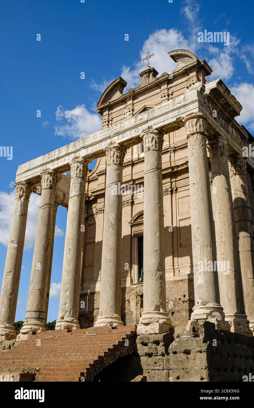 Il colonnato e la facciata del Tempio di Antonino e Faustina (Chiesa di San Lorenzo in Miranda) al Foro di Roma Foto Stock