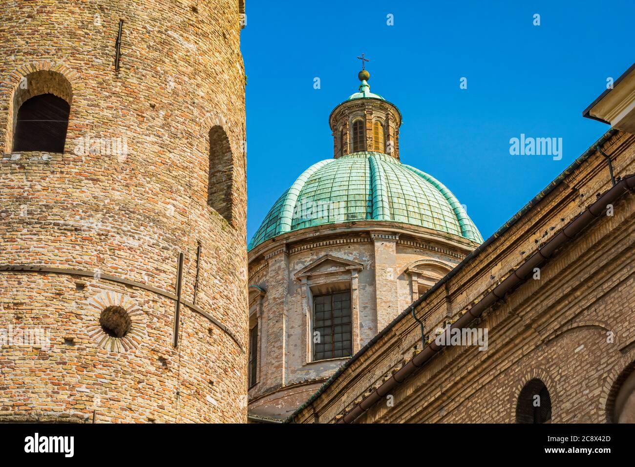 Cattedrale di Ravenna, museo arcivescovile e Battistero di Neon esterno Foto Stock