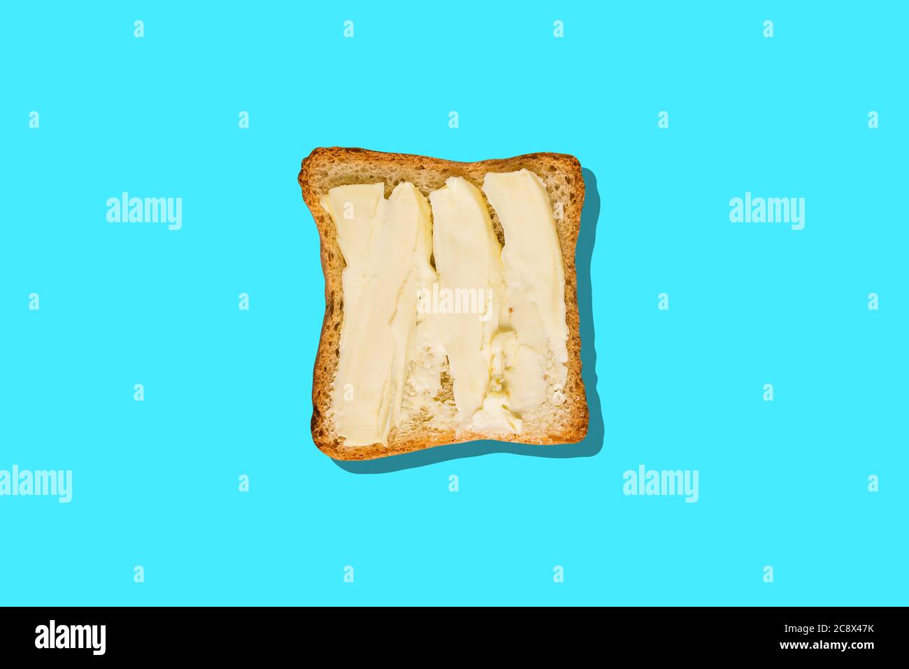 Gustoso pane tostato con banana e burro di arachidi sul colore di sfondo Foto Stock