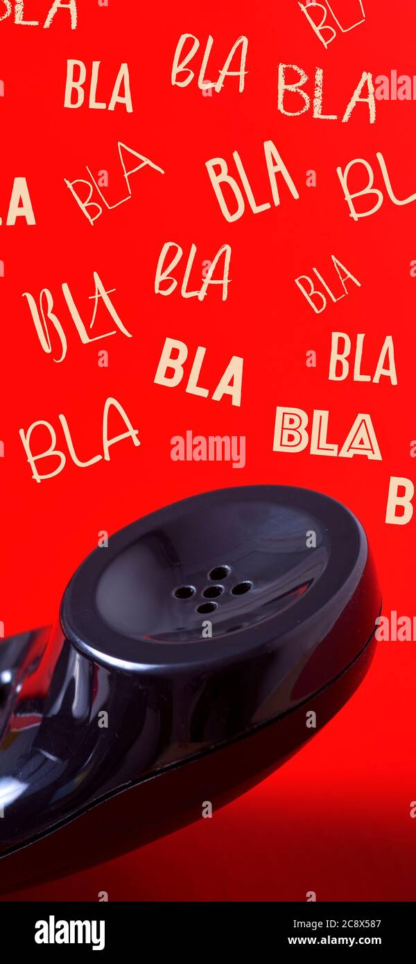 primo piano del telefono nero su sfondo rosso e del testo bla bla bla, in formato verticale da utilizzare per storie mobili o come smartph Foto Stock