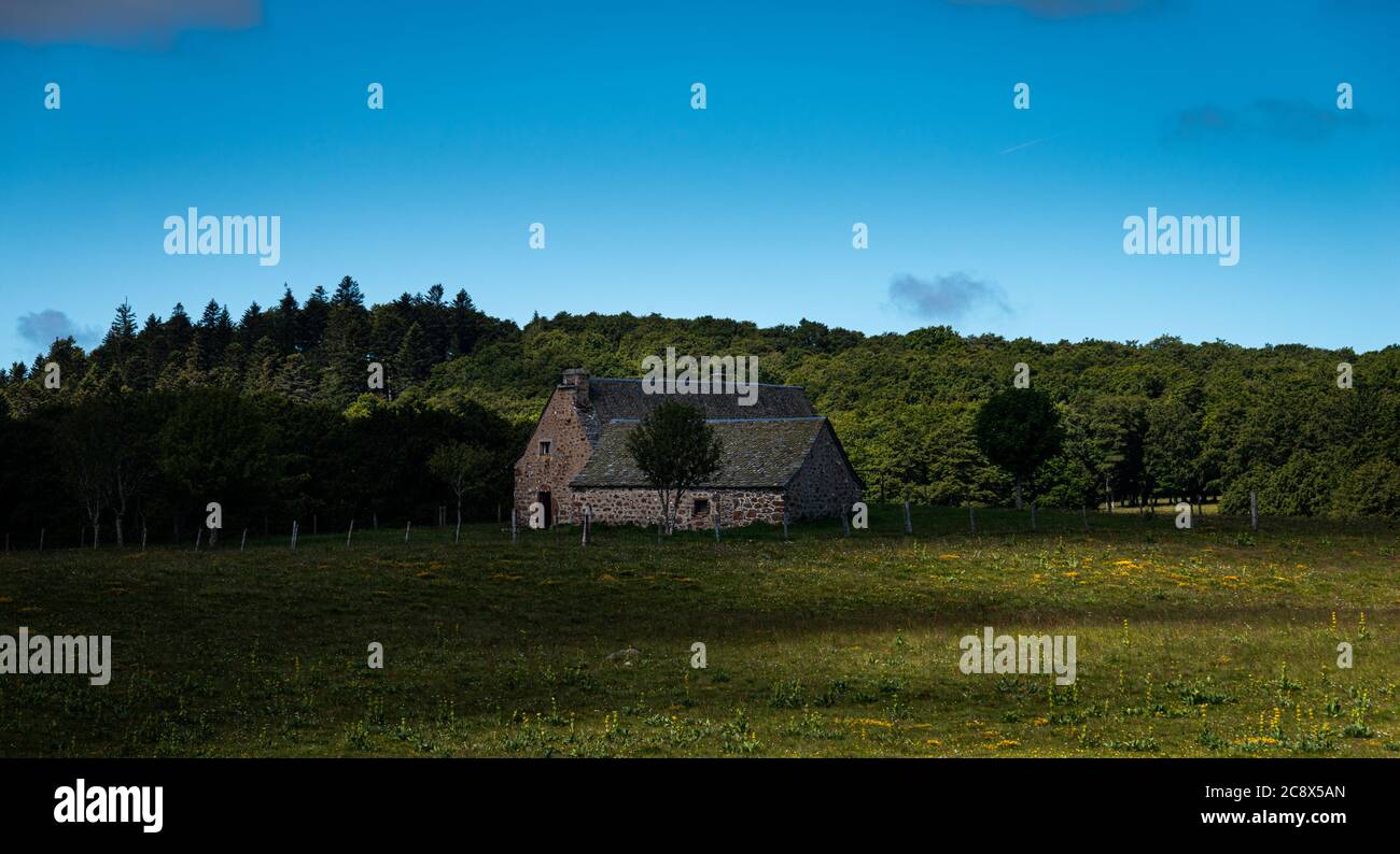 Lone agriturismo nella campagna francese. Lozere, Francia. Foto Stock