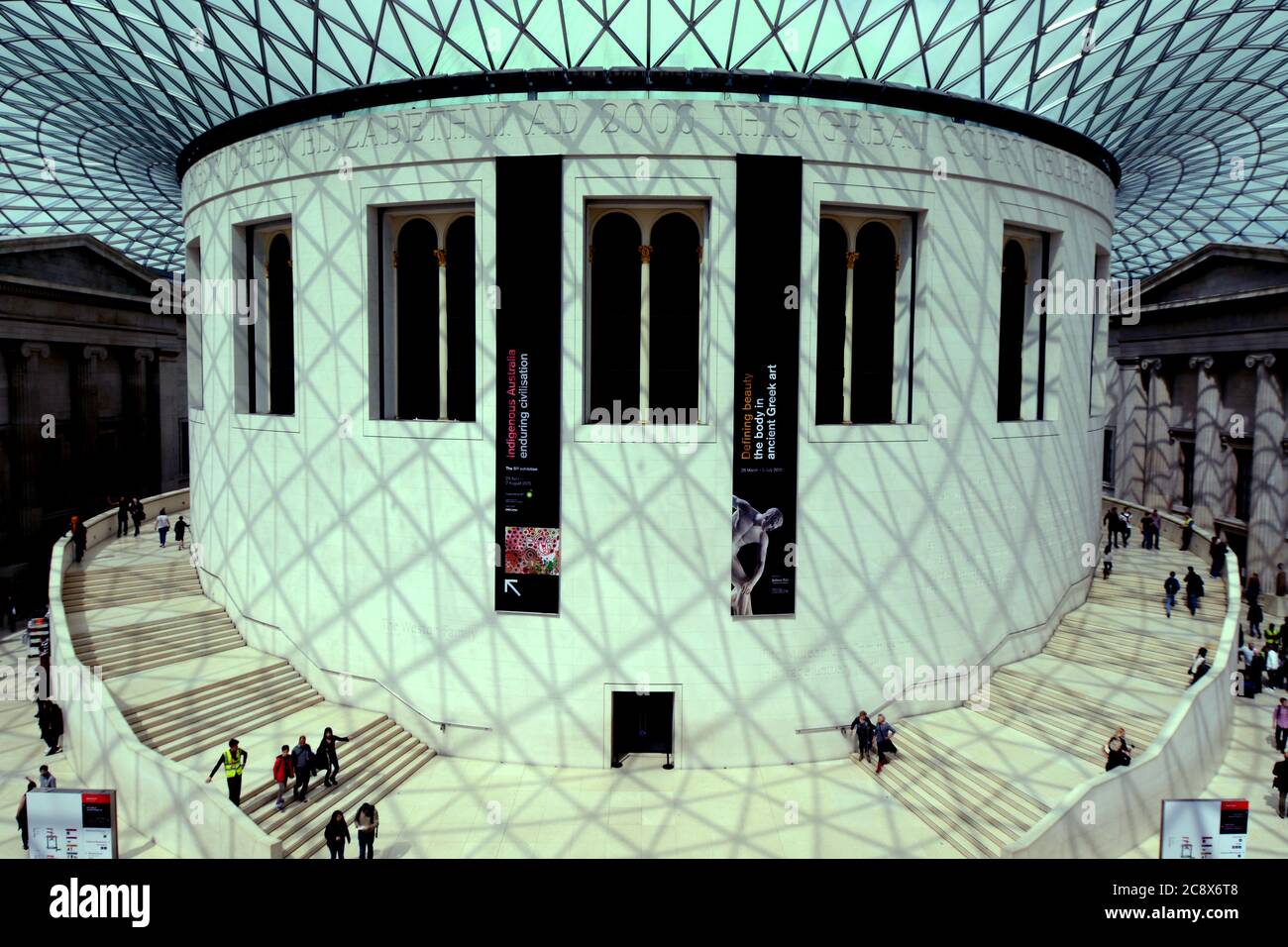 La Great Court del British Museum è una grande piazza coperta composta da pannelli di vetro. E' di per sé un'opera d'arte, firmata dall'archistar inglese Norman Foto Stock