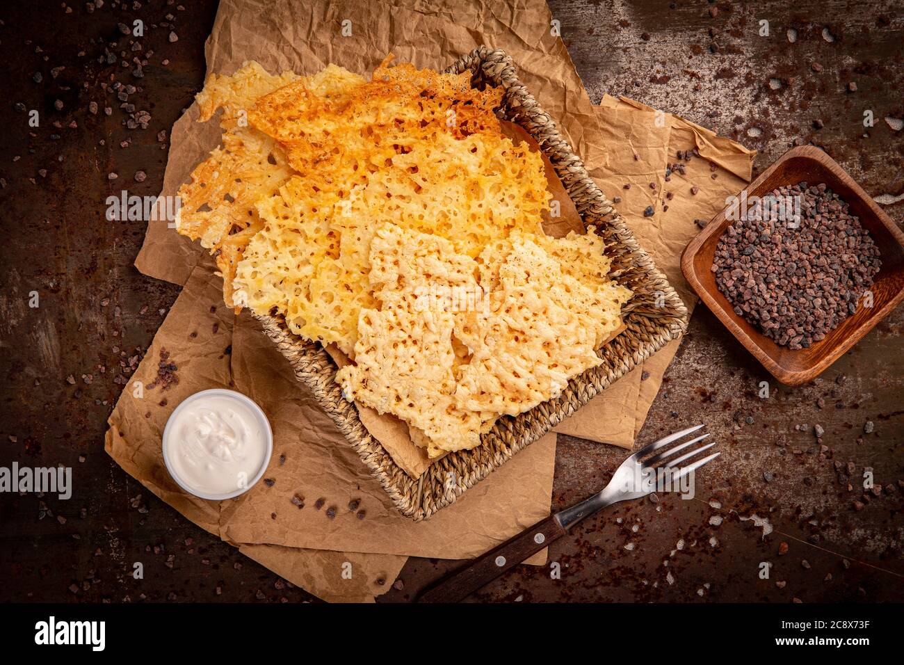 Piatto di formaggio chip spuntino servito con salsa bianca Foto Stock