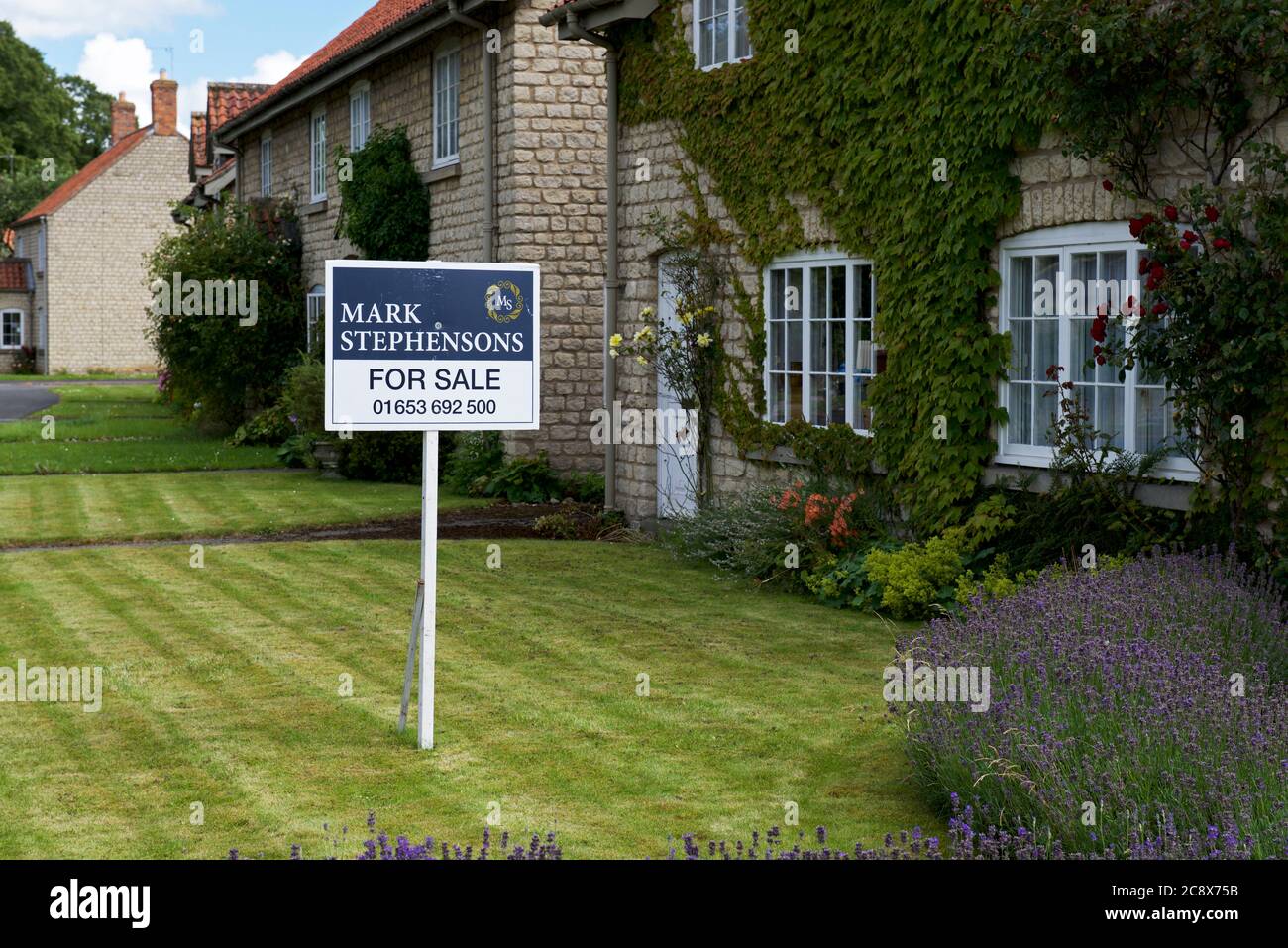 Casa in vendita segno nel villaggio di Hovingham, Ryedale, North Yorkshire, Inghilterra UK Foto Stock