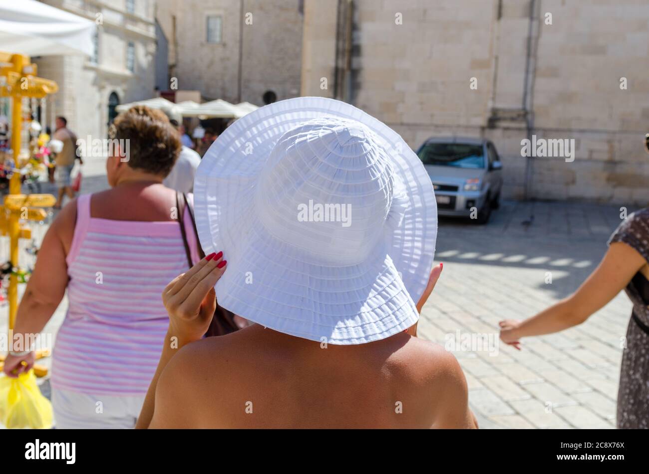 Turisti per le strade della città vecchia di Dubrovnik Foto Stock