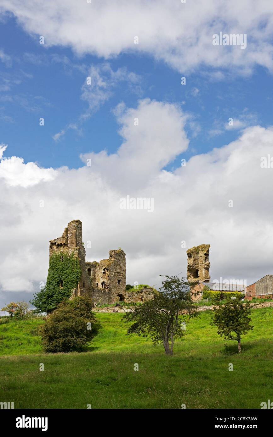 Il castello in rovina nel villaggio di Sheriff Hutton, North Yorkshire, Inghilterra Regno Unito Foto Stock