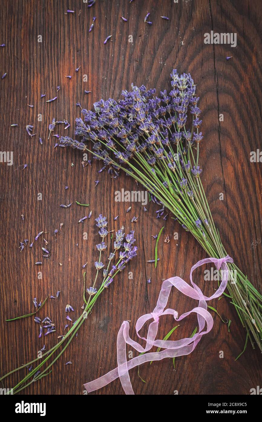 Lavanda secca su un tavolo di legno scuro, sparato dall'alto Foto Stock