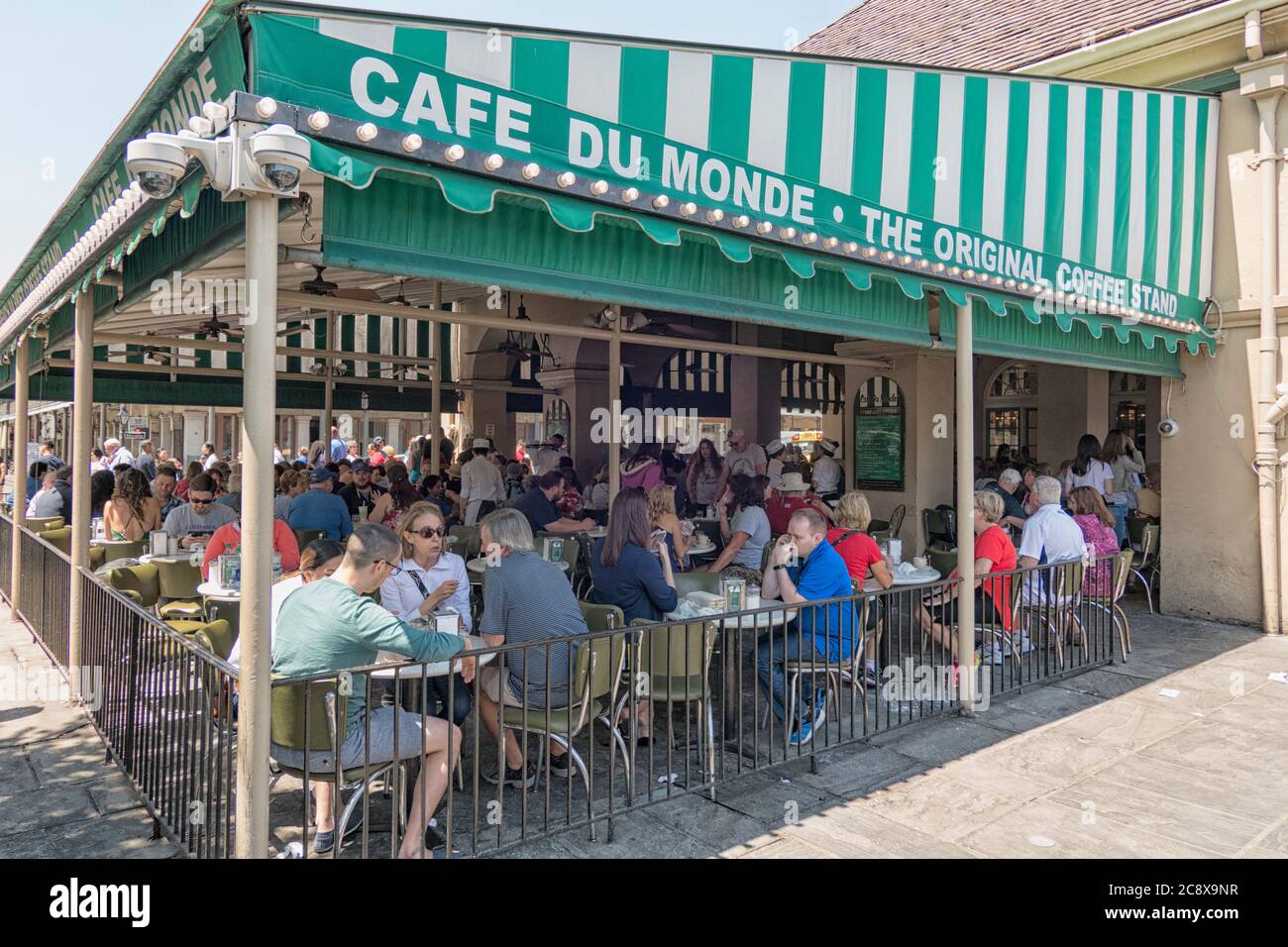 Affollata Cafe du Monde dove vendono i loro famosi beignets a New Orleans, Louisiana, USA Foto Stock