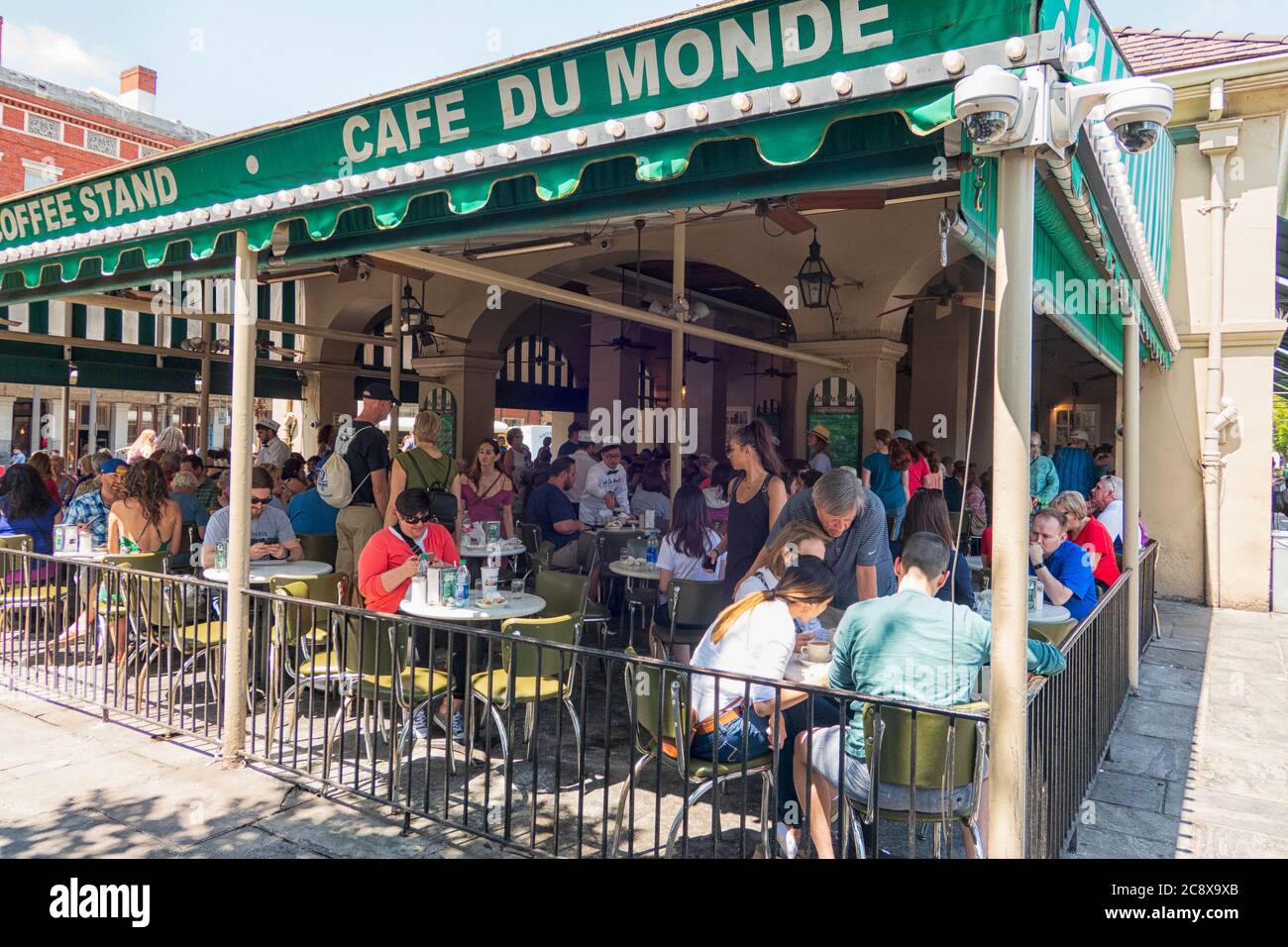 Affollata Cafe du Monde dove vendono i loro famosi beignets a New Orleans, Louisiana, USA Foto Stock