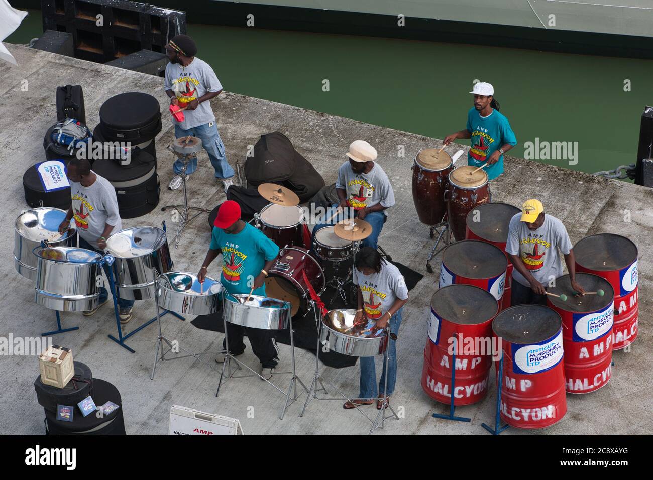 Una band d'acciaio suona sulla banchina per i passeggeri che visitano le navi da crociera a St Johns, Antigua, Caraibi, Indie Occidentali Foto Stock