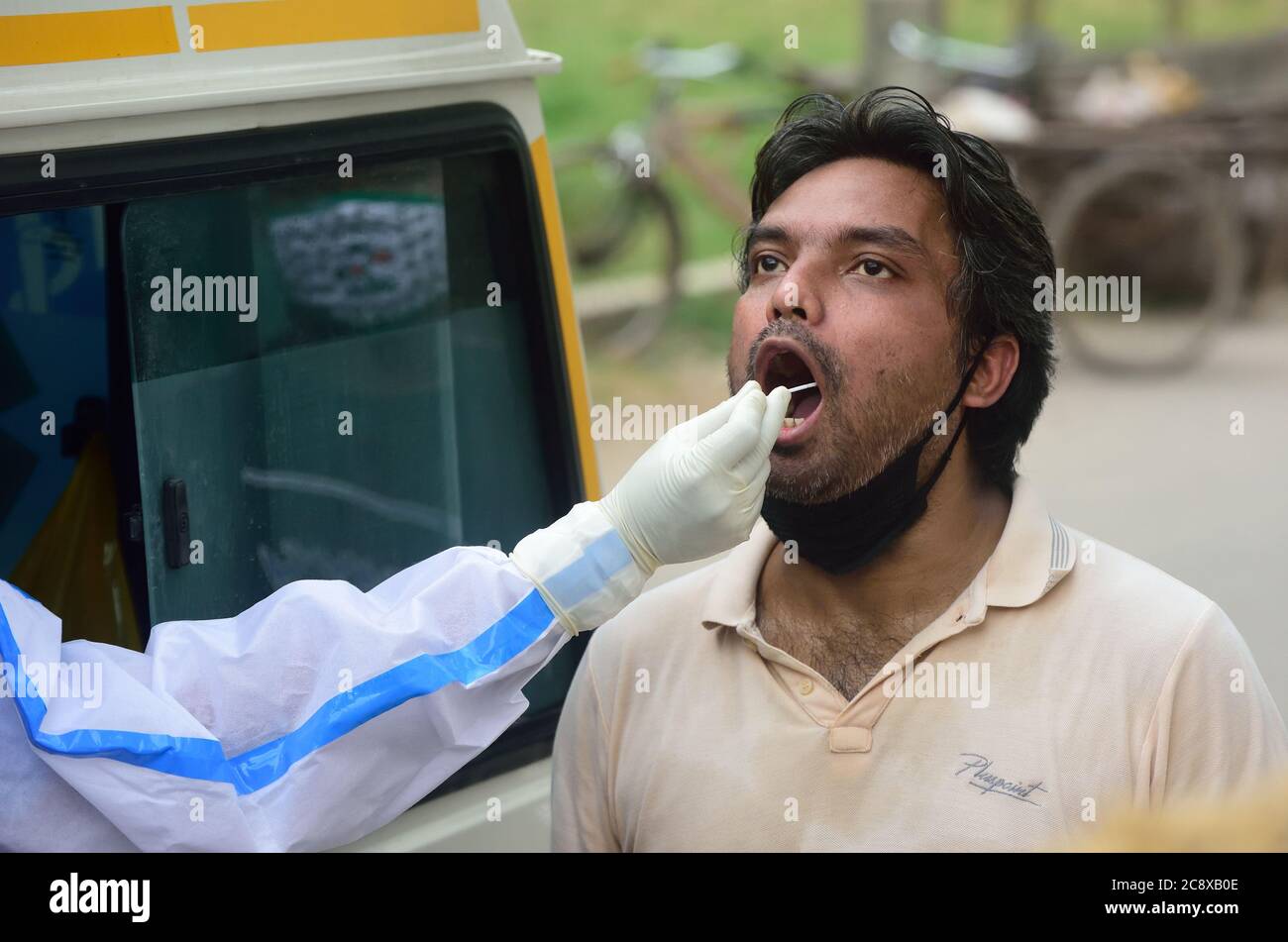 Kolkata, India. 27 luglio 2020. Il dipartimento sanitario della Kolkata Municipal Corporation conduce un test su un uomo a Kolkata.Coronavirus casi hanno già attraversato più di un milione in India e ogni giorno nuovi casi sorgono negli stati. Quindi, il governo centrale e quello statale hanno entrambi deciso di aumentare i test in ogni area e comunità. Oggi il primo ministro inaugurerà tre nuovi impianti di test ad alta produttività a Nida, Mumbai e Kolkata, dove si possono effettuare 10,000 test in un giorno. Credit: SOPA Images Limited/Alamy Live News Foto Stock