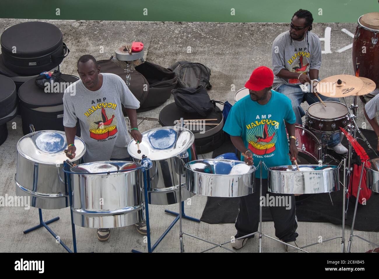 Una band d'acciaio suona sulla banchina per i passeggeri che visitano le navi da crociera a St Johns, Antigua, Caraibi, Indie Occidentali Foto Stock