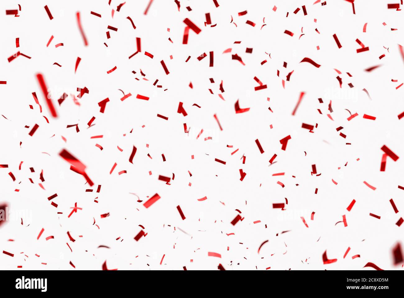 I confetti sono rossi, isolati su uno sfondo bianco. Sfondo festivo per compleanno, carnevale, anniversario e festival. Foto Stock