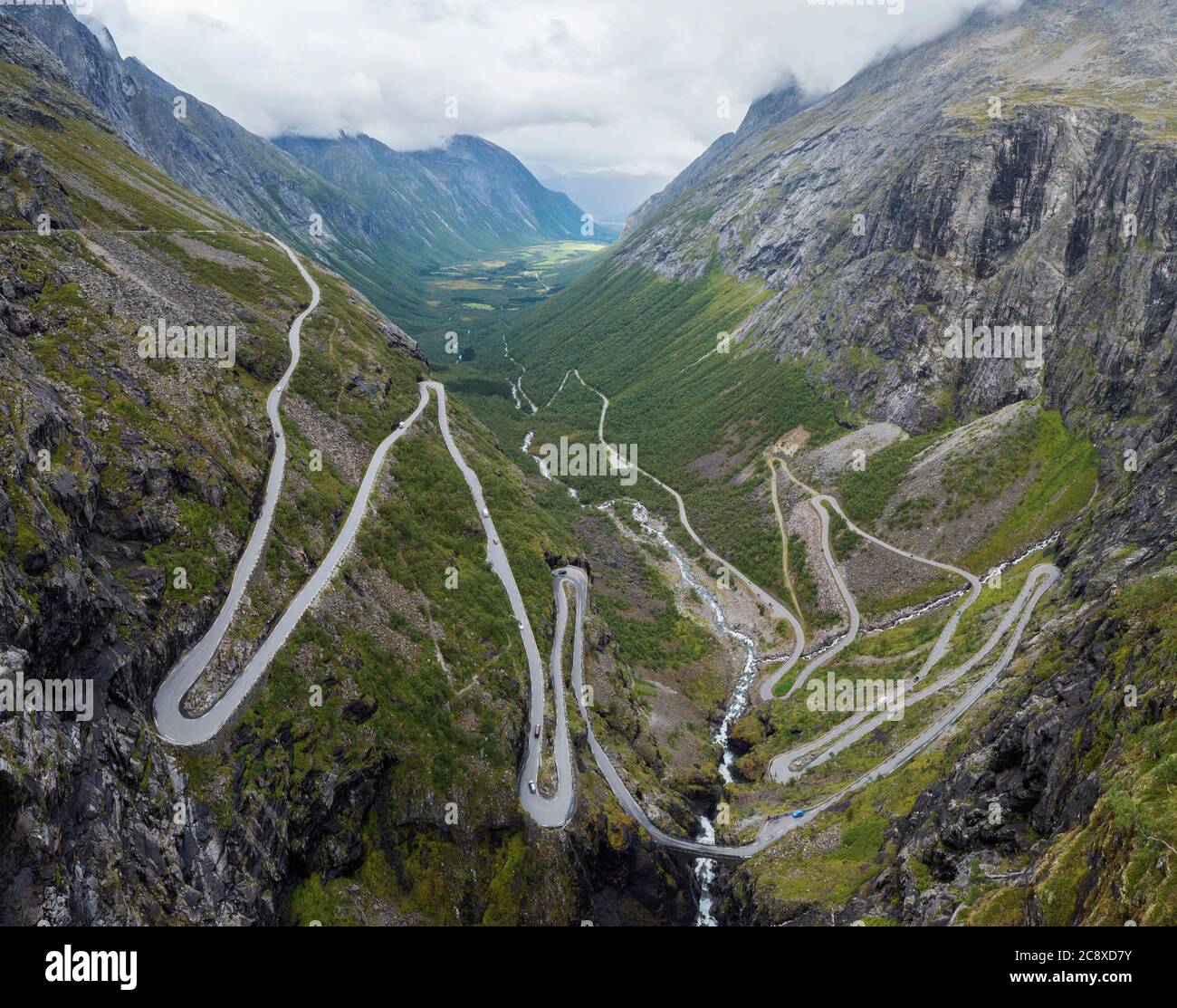 Trollstigen o Trollstigveien percorso Trollstigveien famoso serpente strada di montagna panorama Dal punto di vista in pass sulla strada nazionale panoramica Geiranger Foto Stock