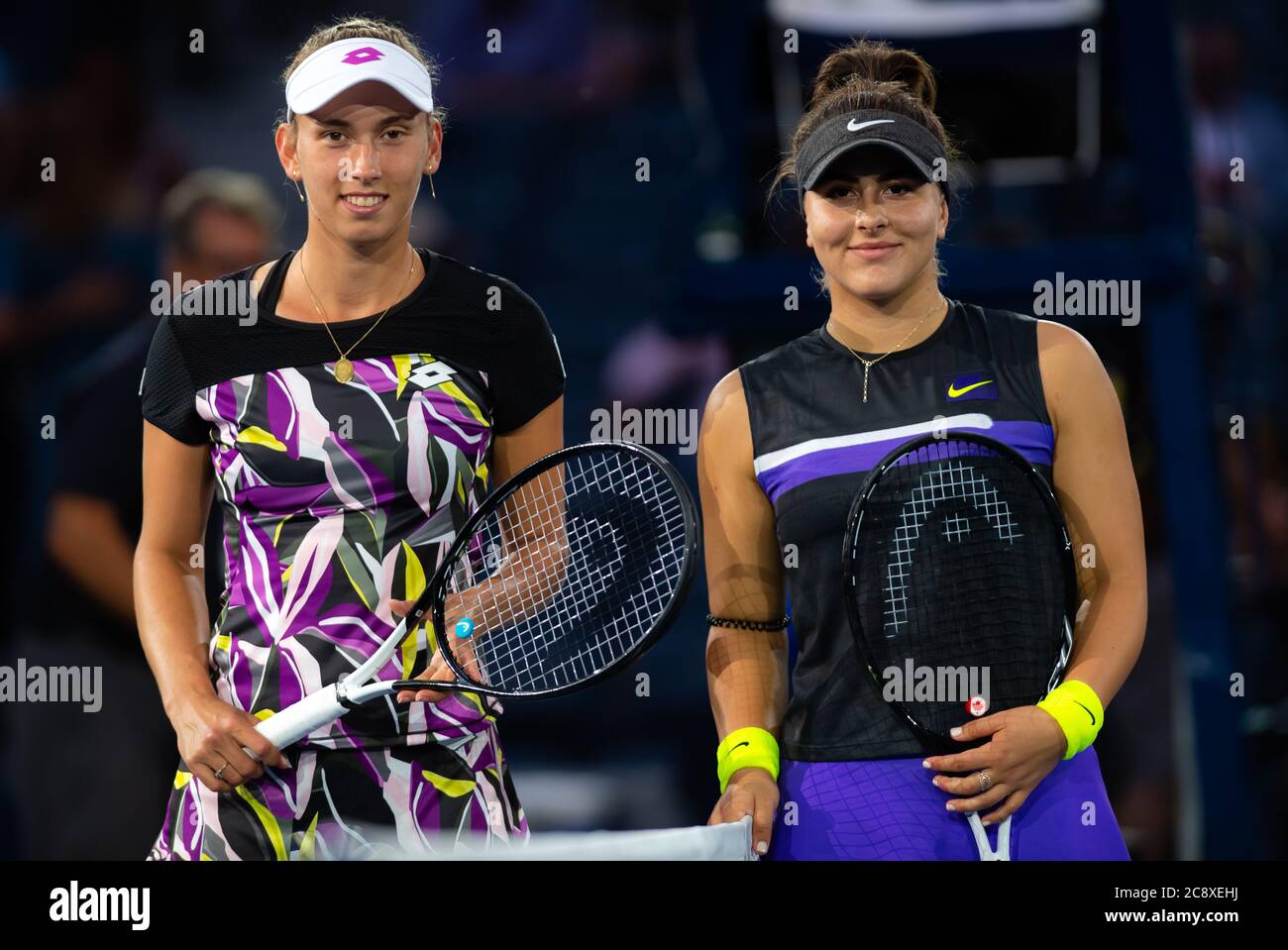 Elise Mertens del Belgio e Bianca Andreescu del Canada prima della loro partita finale di quarto al torneo di tennis US Open Grand Slam 2019 Foto Stock