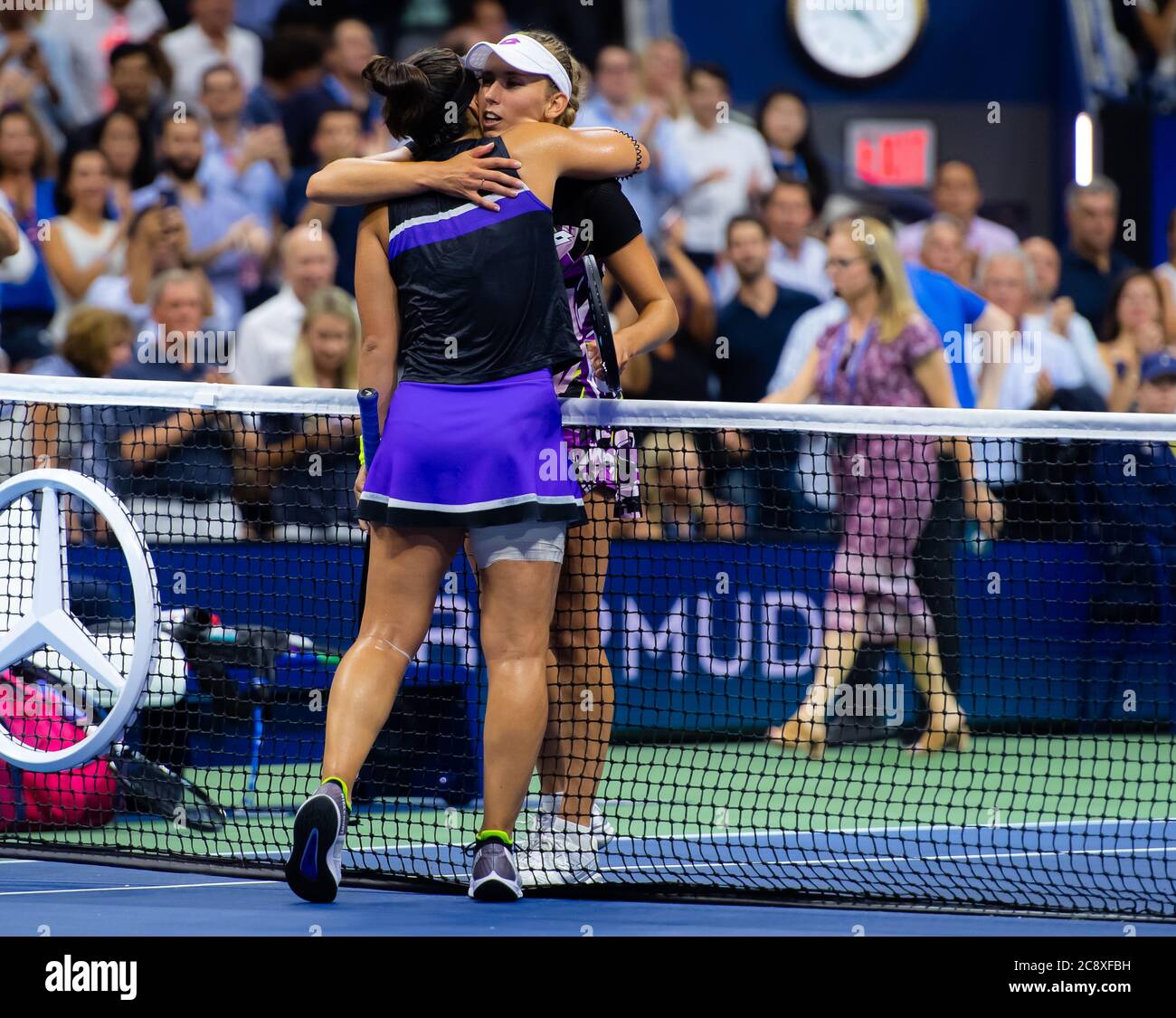 Bianca Andreescu del Canada e Elise Mertens del Belgio in rete dopo la loro partita finale di quarto al torneo di tennis US Open Grand Slam 2019 Foto Stock