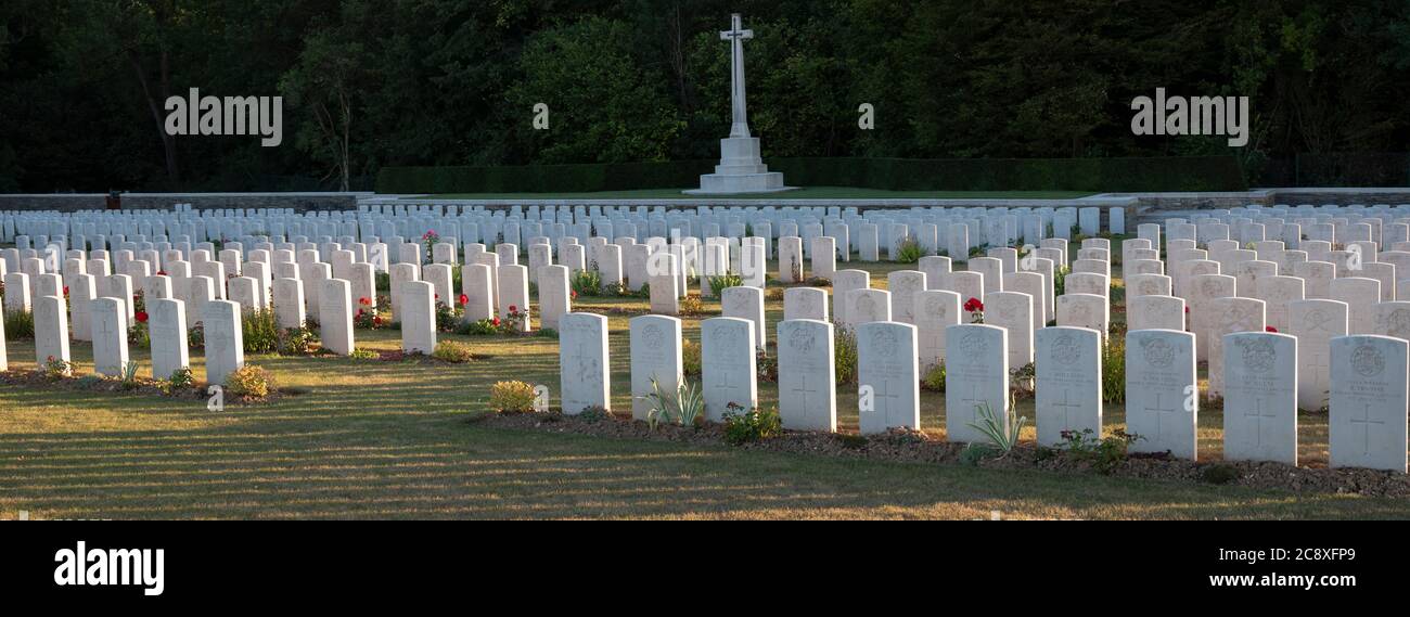 File di pietre sepolte sul cimitero di Connaught vicino ad Albert in Francia Foto Stock