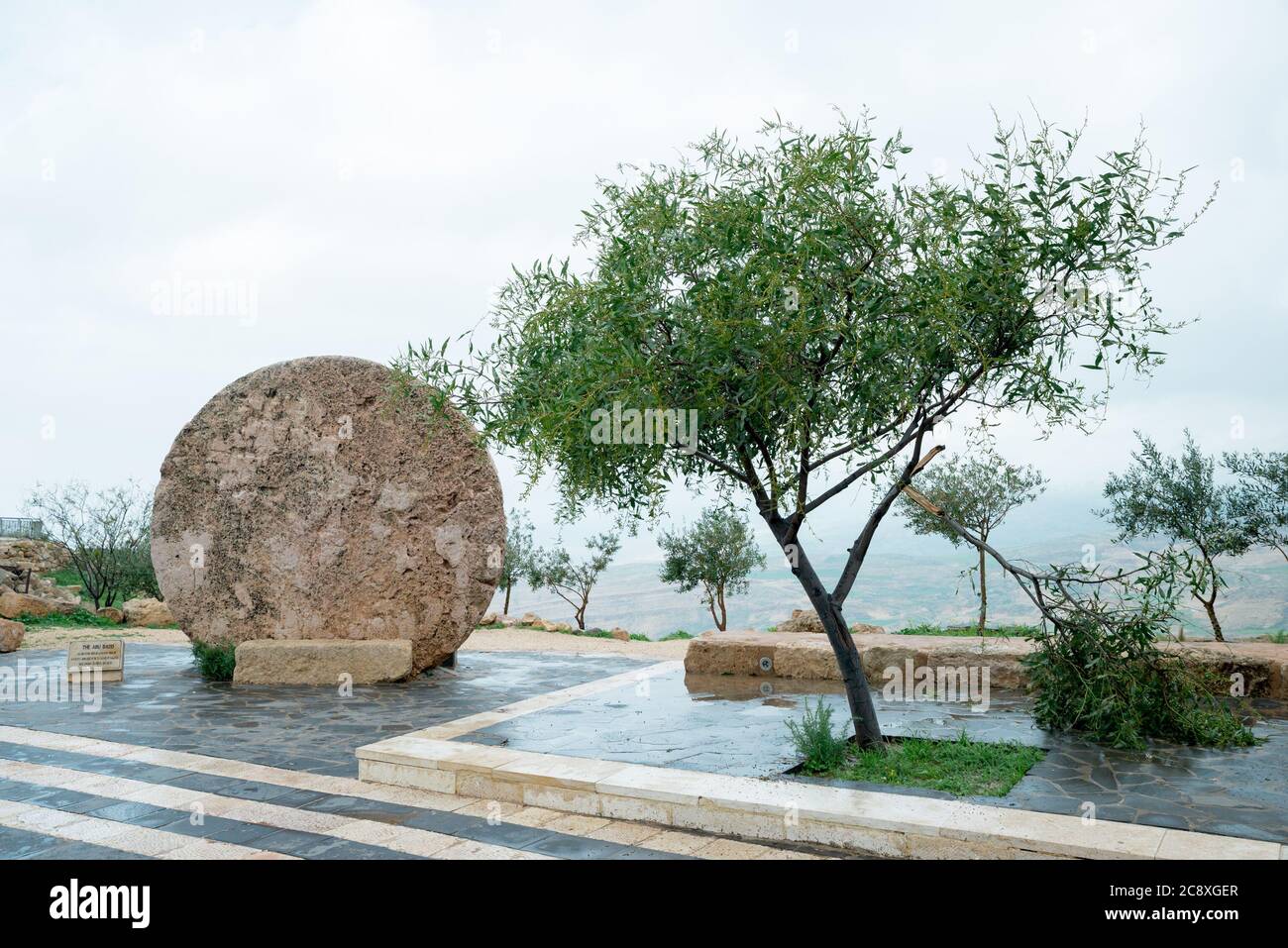 L'Abu Dadd (rolling stone utilizzato come una porta fortificata di un monastero bizantino) Monte Nebo, Giordania Foto Stock